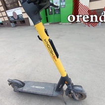 В Оренбурге два местных жителя на одном самокате сбили женщину 