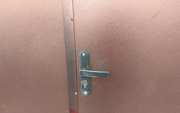 В Орске УК заставила жильцов убрать дверь, ограничивающую доступ к чердаку