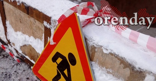 В Оренбурге на улице Ташкентской ограничили дорожное движение из-за обильного парения теплосети