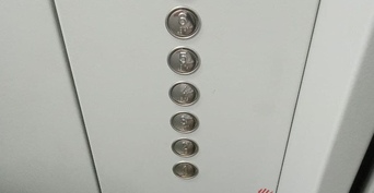 В Орске 30-летний детина напугал жителей высотки, бросив в шахту лифта петарду