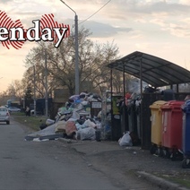 В Оренбурге мусорный контейнер скатился с площадки и врезался в автомобиль местного жителя