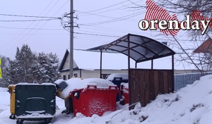 Мусорные баки в Оренбурге по-прежнему находятся не на площадках, а рядом с ними