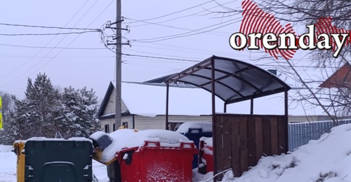 Мусорные баки в Оренбурге по-прежнему находятся не на площадках, а рядом с ними