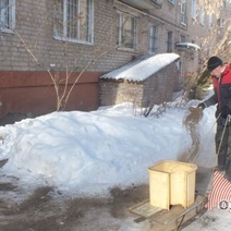 В Медногорске водитель трактора уронил снежный ком на автомобиль