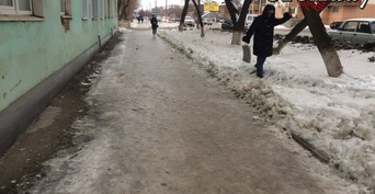 Оренбурженка потеряла работу и здоровье после падения на обледенелом тротуаре 