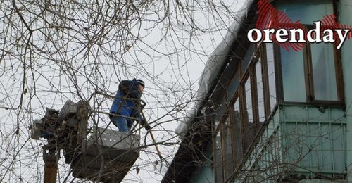 В Оренбурге на улице Дорофеева с крыши рухнул пласт снега