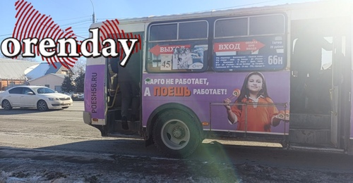 Гололёд на тротуарах, остановках и подходах к ним заставляет оренбуржцев передвигаться с особой осторожностью