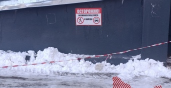 Снег с крыши повредил машину: оренбуржец отсудил у управляющей компании почти 1,6 млн рублей