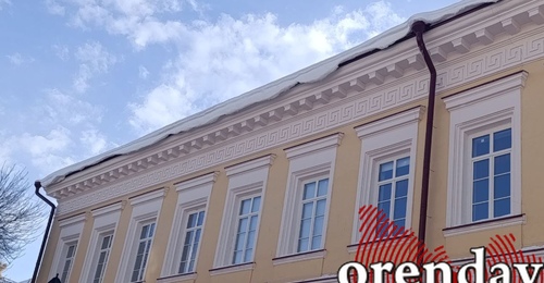 Оренбуржцам грозит падением на голову наледь с крыш