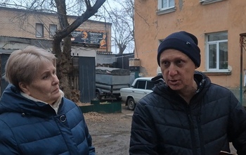 Депутат Вадим Бикбов  помогает жителям разрушающегося дома по улице Невельской 