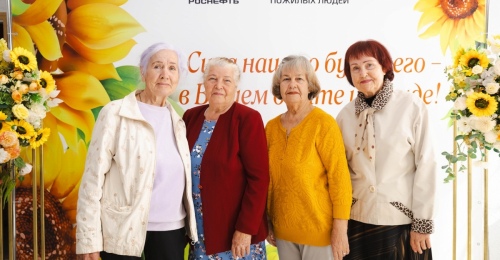 Тепло, музыка и воспоминания: «Оренбургнефть» организовала праздник для ветеранов 