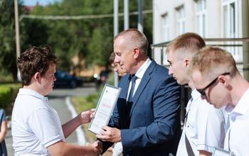 Уральская Сталь поздравила учащихся и студентов Новотроицка с Днём знаний