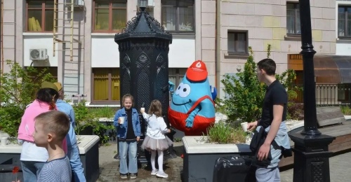 История воды и фото на память: как Росводоканал Оренбург провел интерактив у памятника водопроводной колонке 
