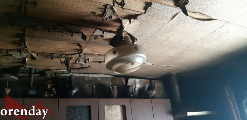 Пожар в жилом доме в Оренбурге оставил одинокую бабушку без жилья, средств и документов