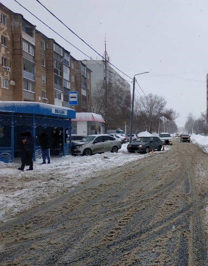 В Оренбурге во время наезда автомобиля на остановку пострадала пятилетняя  девочка | Новости Оренбурга