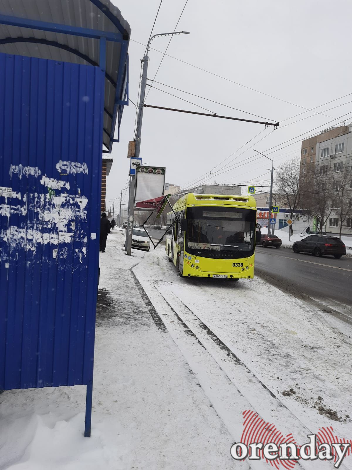 В Оренбурге рекламный щит разбил стекло подъезжавшего к остановке автобуса  | Новости Оренбурга