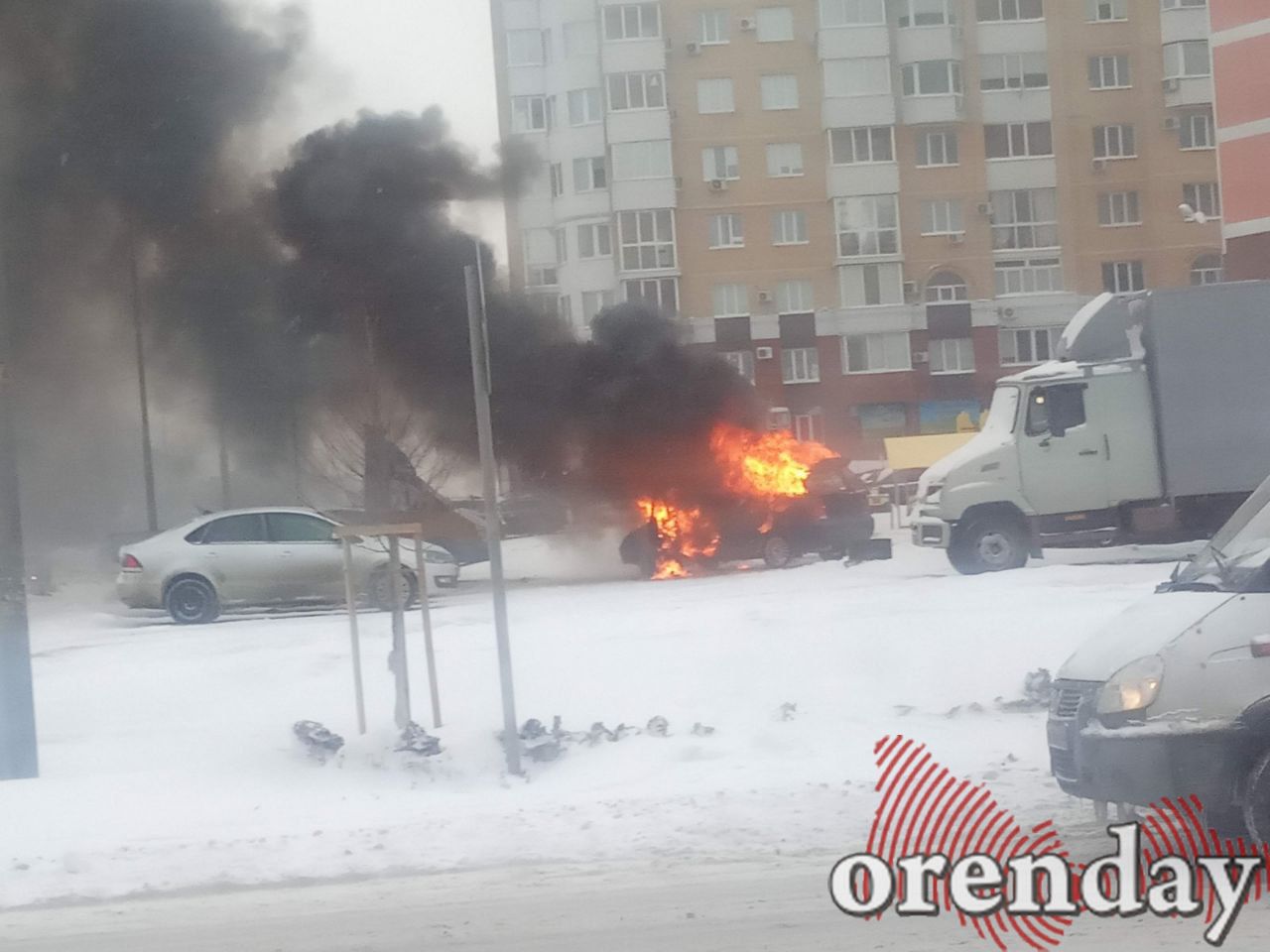 В Оренбурге на парковке горит автомобиль | Новости Оренбурга