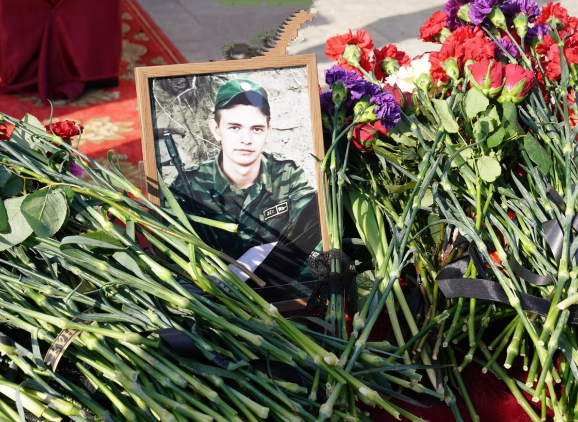разбитому доту приходят ребята приносят цветы на могилу солдата фото 91