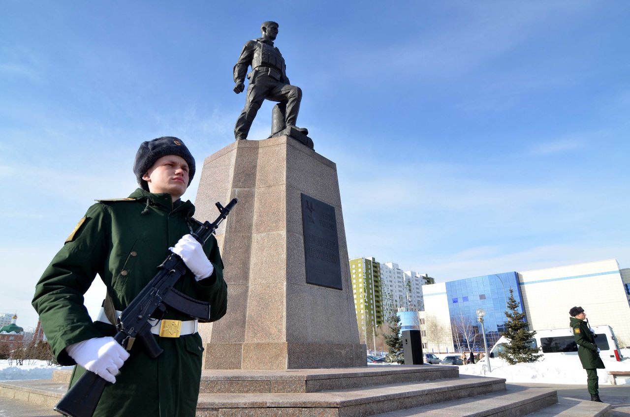 Герои города оренбург. Памятник Александру Прохоренко в Оренбурге. Александр Прохоренко памятник в Оренбурге. Памятник Александру Прохоренко. Александр Прохоренко герой России памятник.