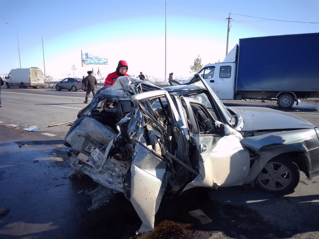 В Северном районе дорогу не поделили большегруз, Lada Priora и минивен:  пострадавшего зажало в машине | Новости Оренбурга