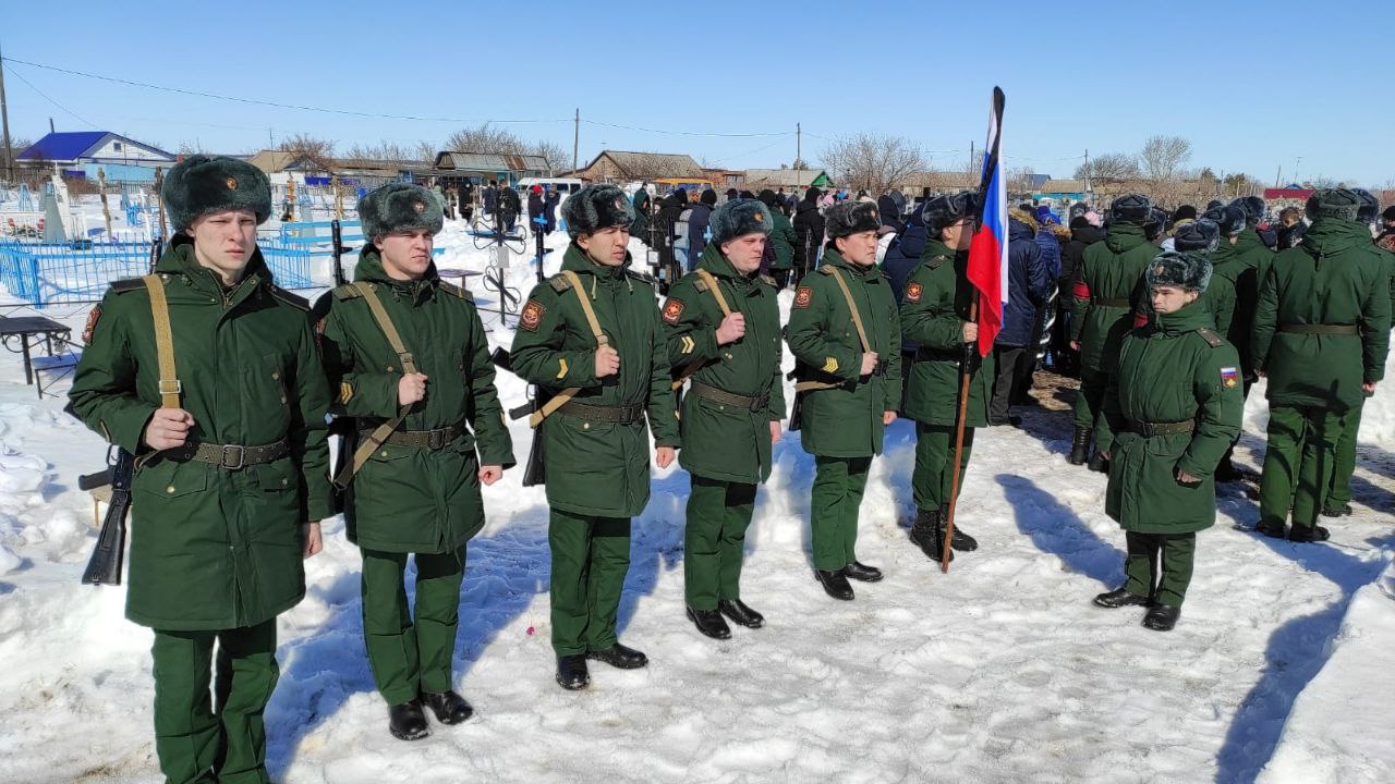65 военных погибло при построении. Похороны солдата срочника. Погребение военнослужащих. Похороны солдат погибших в Украине.