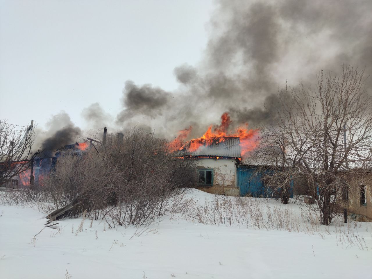 Прим оренбург. Пожар в Адамовке. Пожар в Адамовском районе.