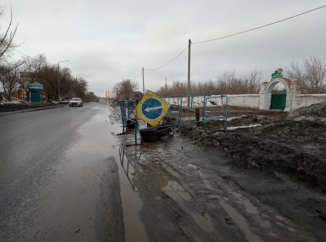 В Оренбурге на улице Орской у дороги обнаружили провал | Новости Оренбурга