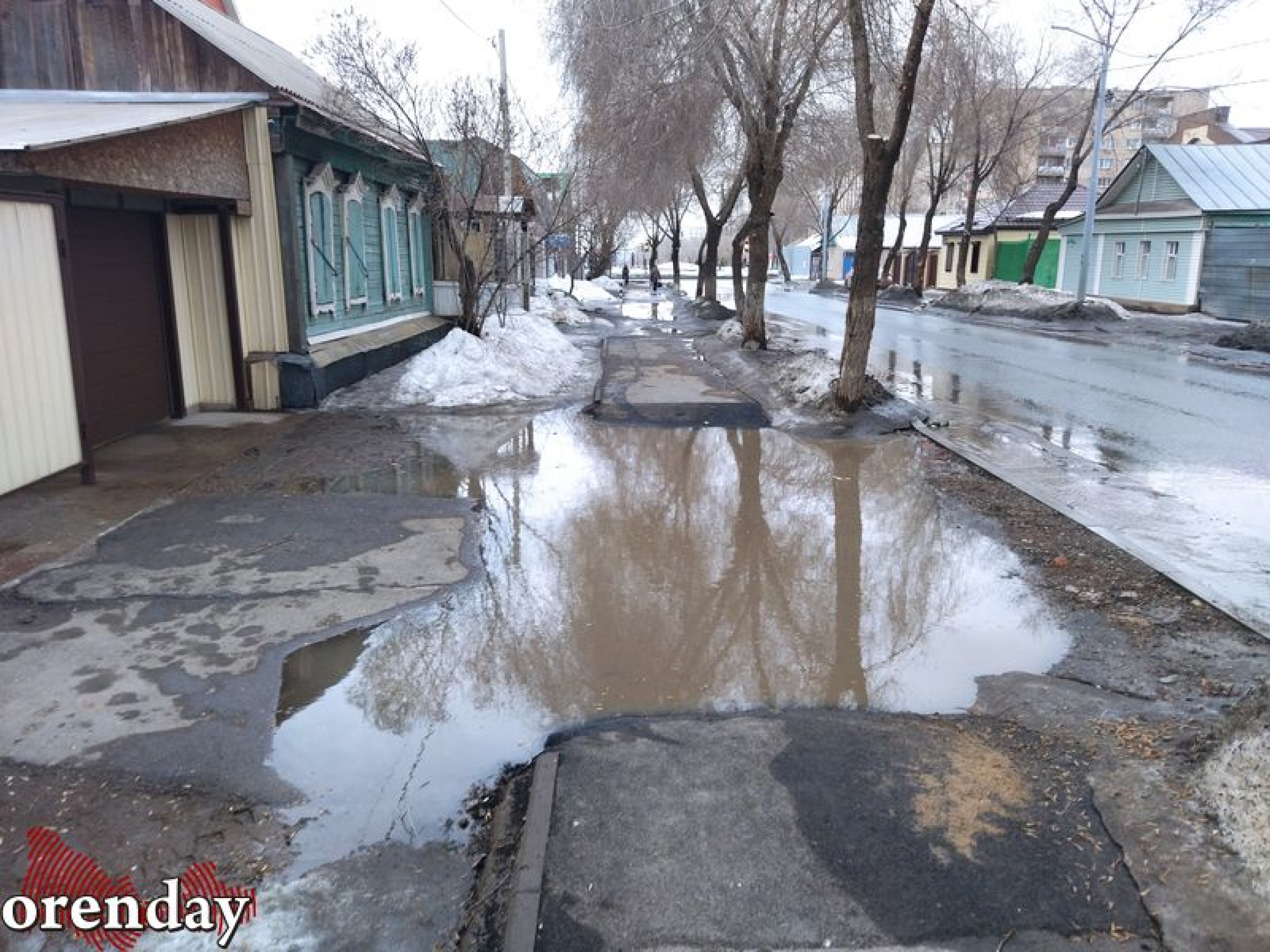 В Оренбурге на ул. Степана Разина из-за луж на кривых тротуарах не выйти из  дворов | Новости Оренбурга