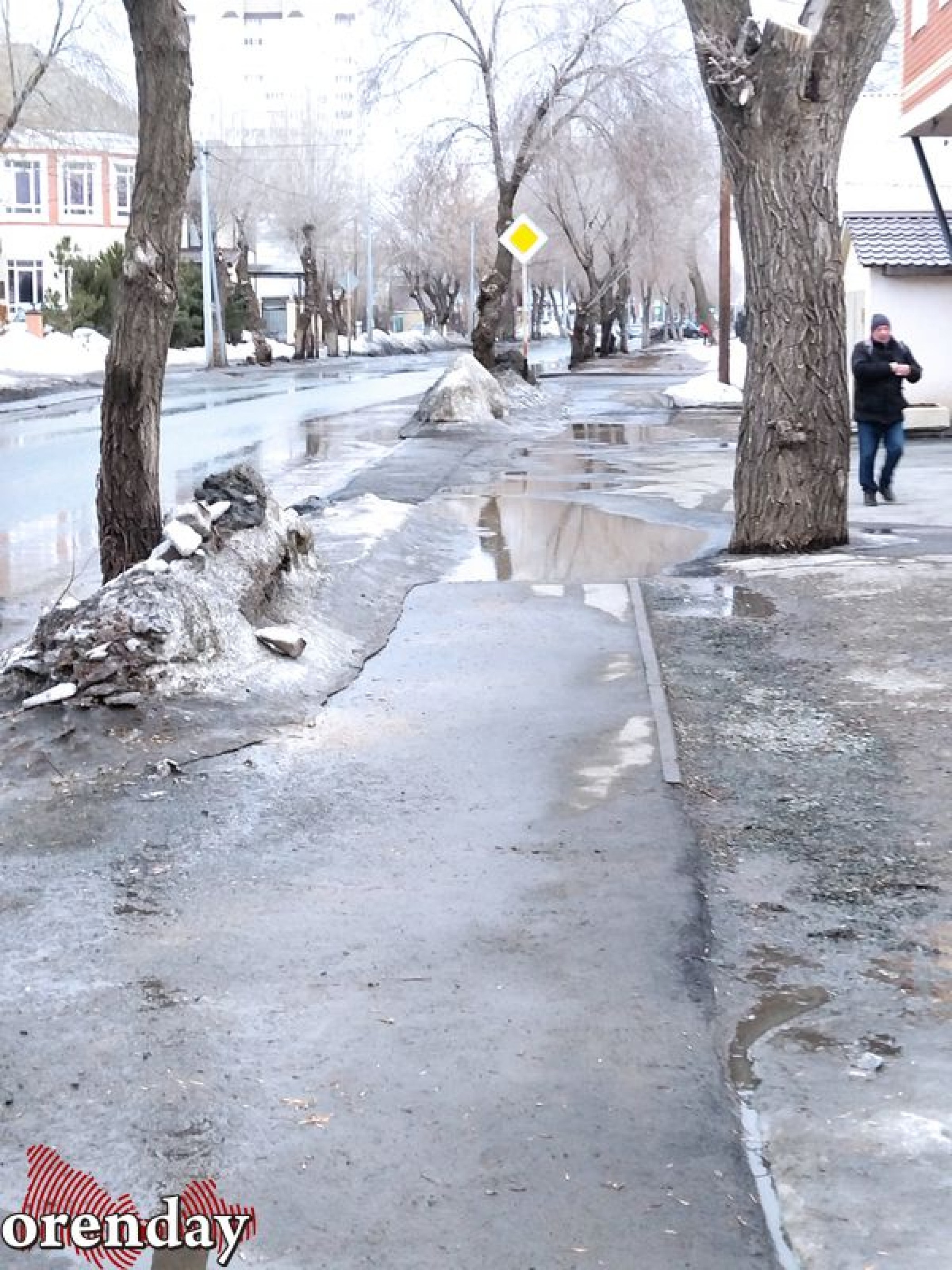 В Оренбурге на ул. Степана Разина из-за луж на кривых тротуарах не выйти из  дворов | Новости Оренбурга