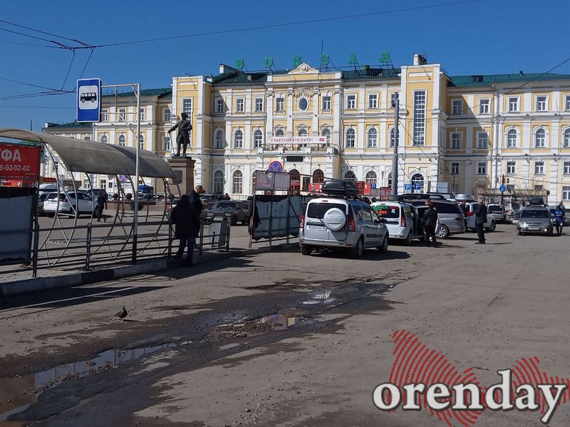 Жд вокзал оренбурга о вокзале. Такси жд вокзал оренбурга. Такси соль-илецк оренбург. Привокзальная площадь 1а оренбург. Вокзал оренбург, оренбург.