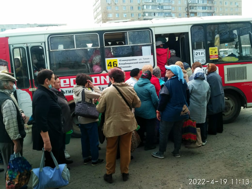 Жители Оренбурга вынуждены толпой втискиваться в ПАЗ | Новости Оренбурга