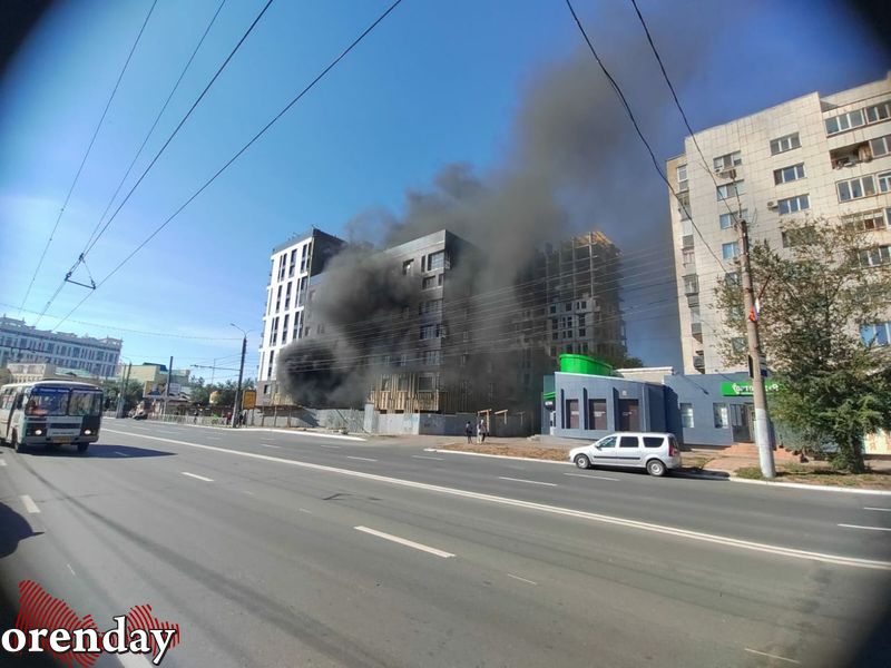 Что произошло в оренбурге сегодня. Оренбург ул Терешковой 22. Пожар в Оренбурге сейчас в центре. Пожар на Чкалова Оренбург. Горящее здание.
