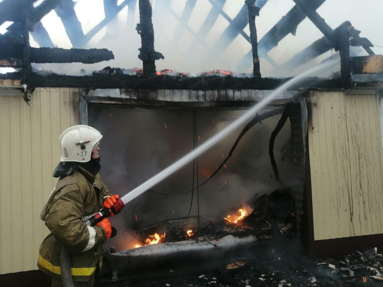 Новости абдулино оренбургской. Пожар в Абдулино. Пожар дома. Пожарные на пожаре. Пожар фото.