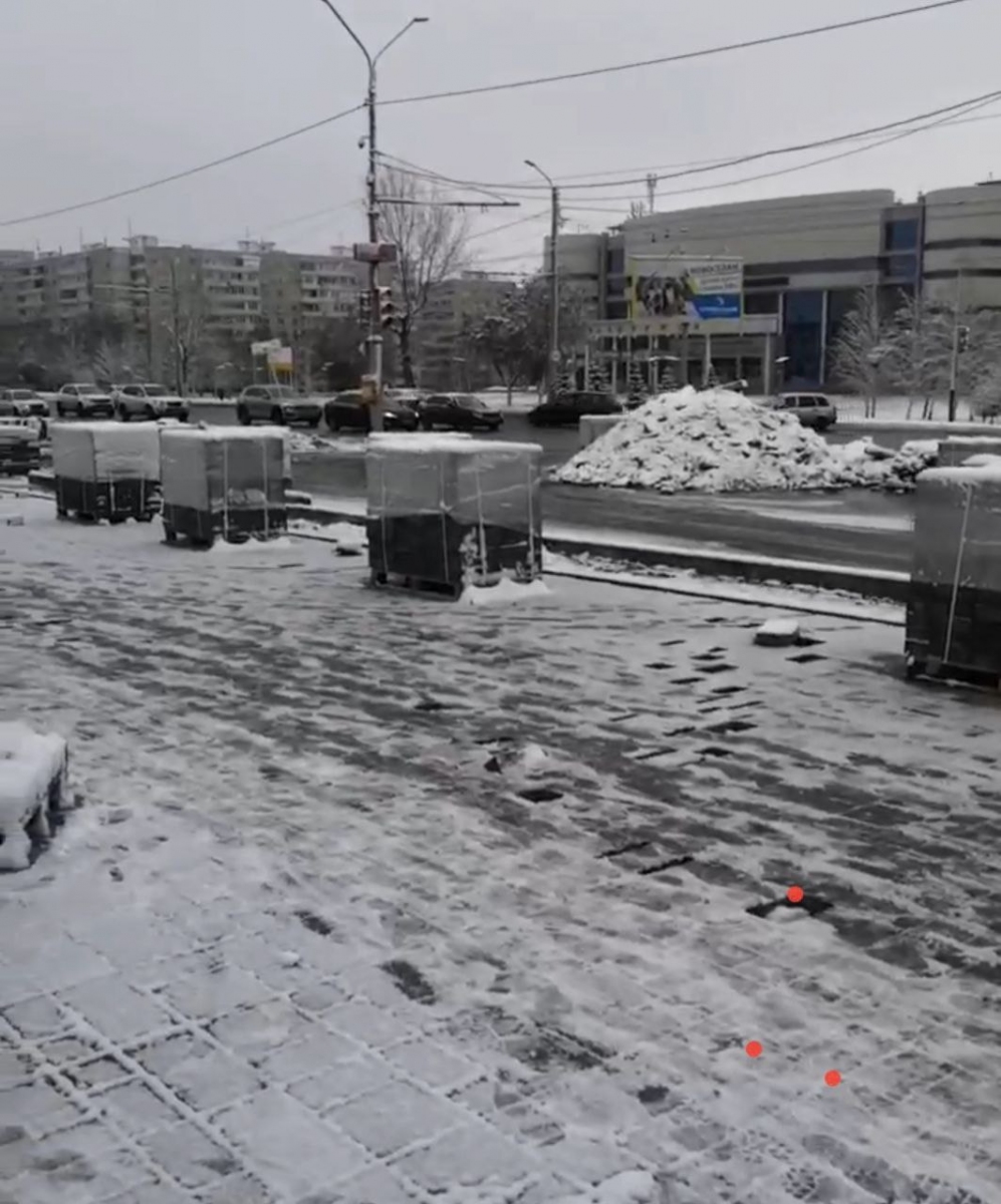 В сквере им. Ю.А. Гагарина в Оренбурге укладка плитки завершается в снег |  Новости Оренбурга