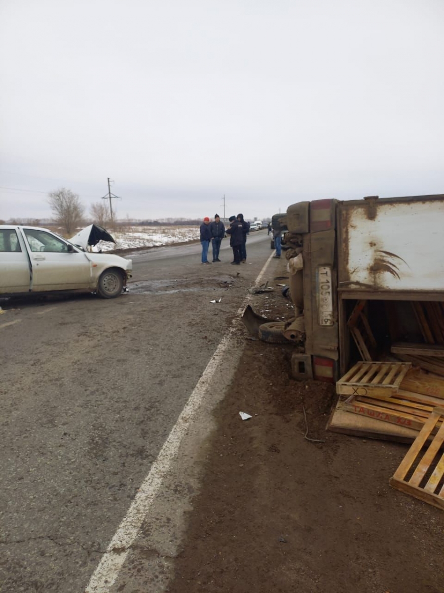 Под Ташлой водитель автомобиля ИЖ погиб при столкновении с Lada Priora  (18+) | Новости Оренбурга