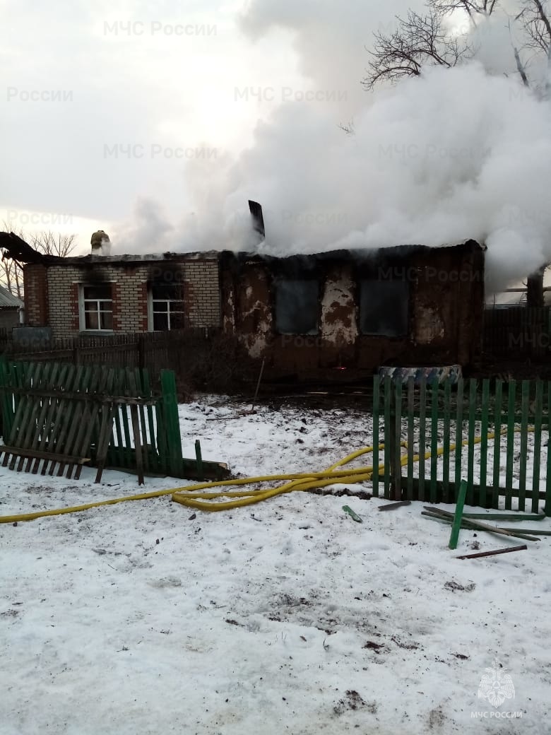 В Саракташском районе пожарные почти шесть часов тушили дом | Новости  Оренбурга