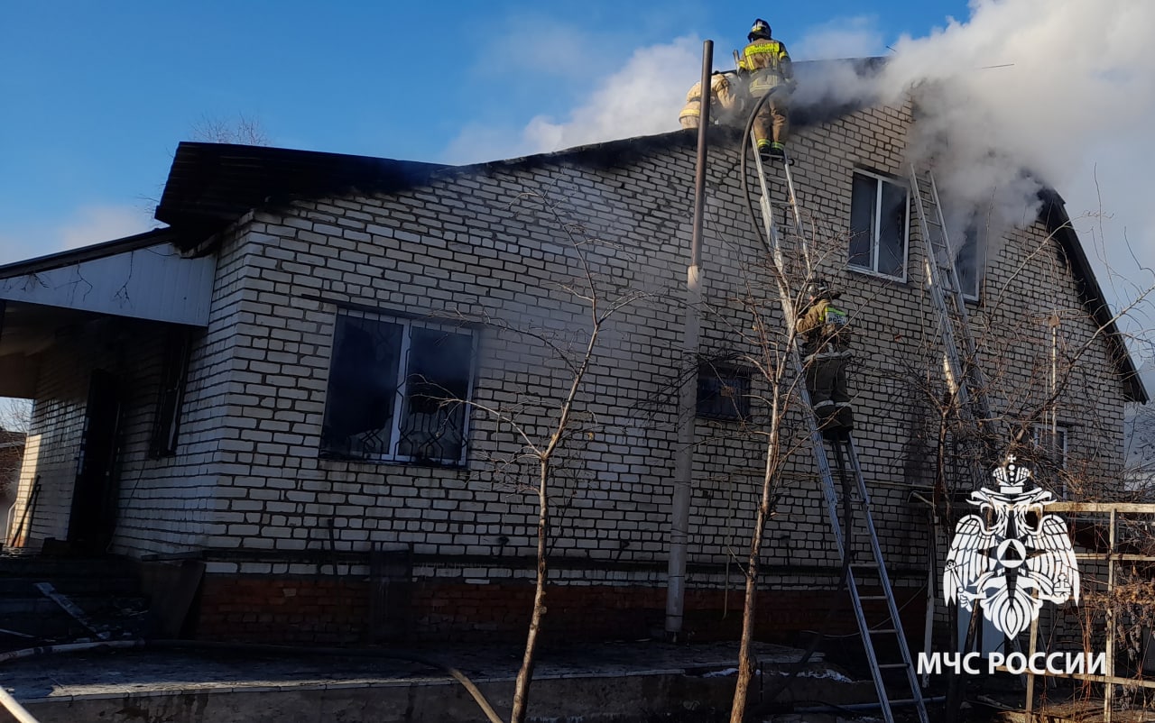 В Бузулуке в пожаре пострадал жилой дом, гараж и автомобиль | Новости  Оренбурга