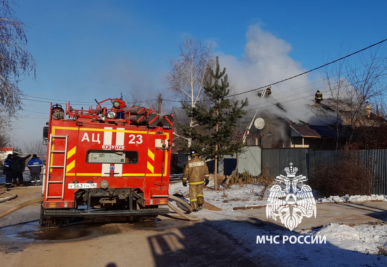 В Бузулуке в пожаре пострадал жилой дом, гараж и автомобиль | Новости  Оренбурга