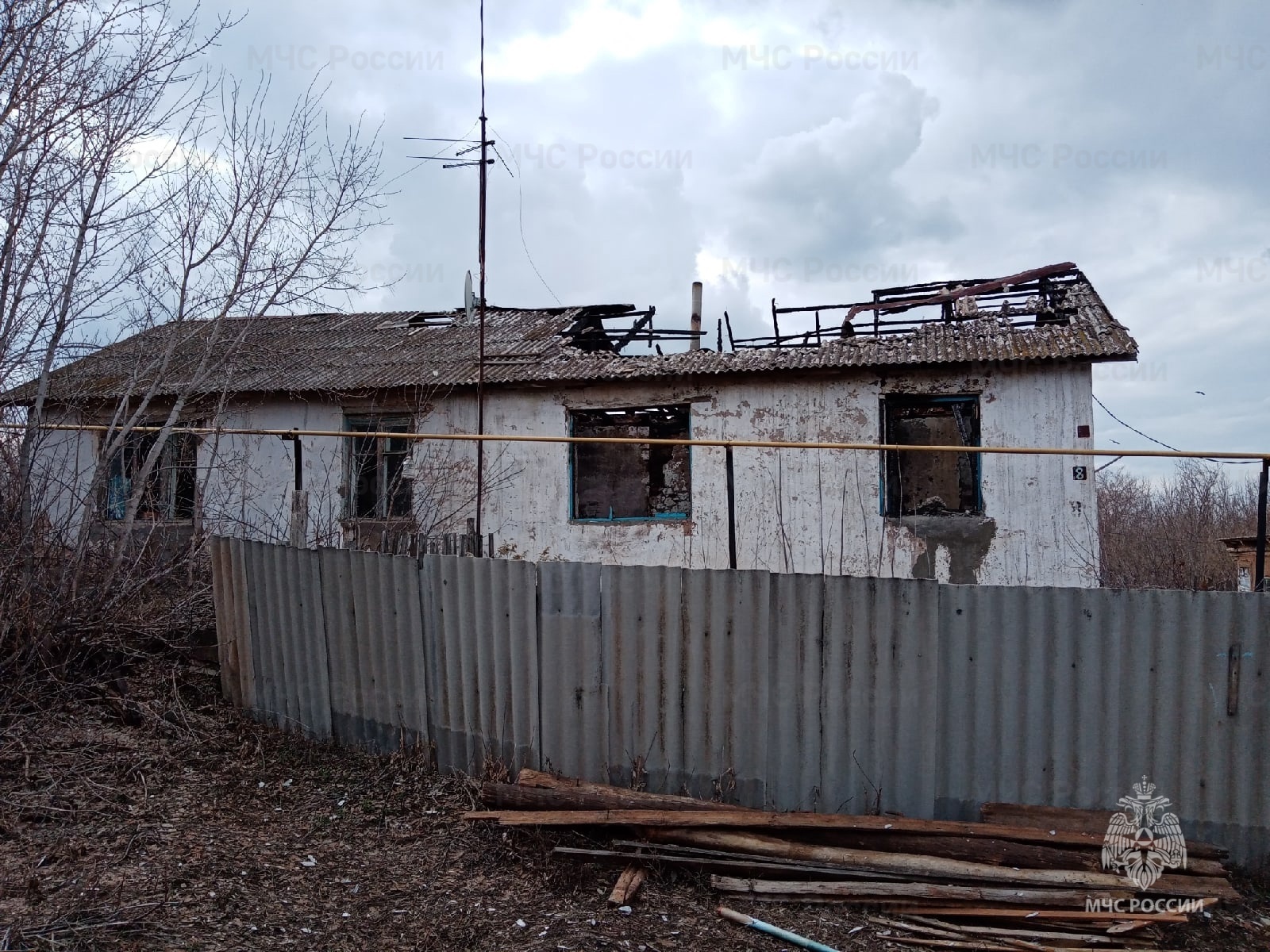 В Грачевском районе по вине сельчанки сгорел двухквартирный дом | Новости  Оренбурга