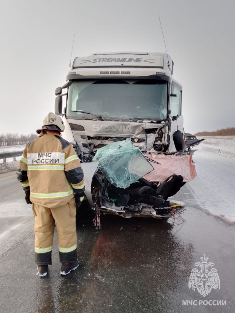 В Переволоцком районе легковушку смяла фура. Погибли женщина с ребенком |  Новости Оренбурга