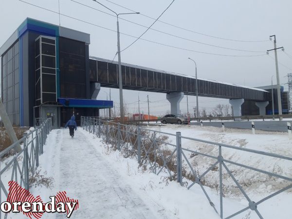 Щель в заборе через которую можно пройти внутрь