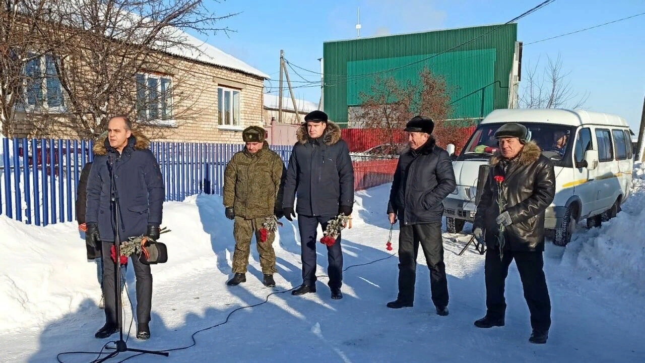 В Абдулино проводили в последний путь погибшего на Украине бойца | Новости  Оренбурга