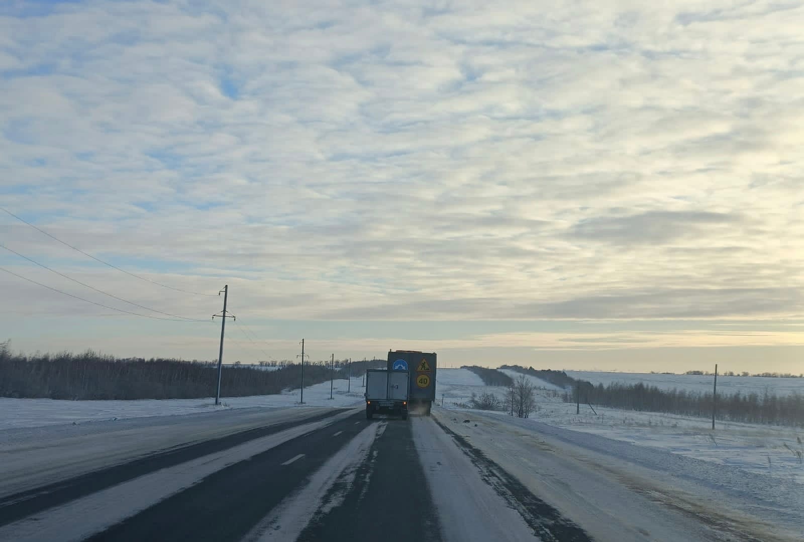 В Гайском городском округе в сильный мороз на трассе сломалась хлебовозка |  Новости Оренбурга