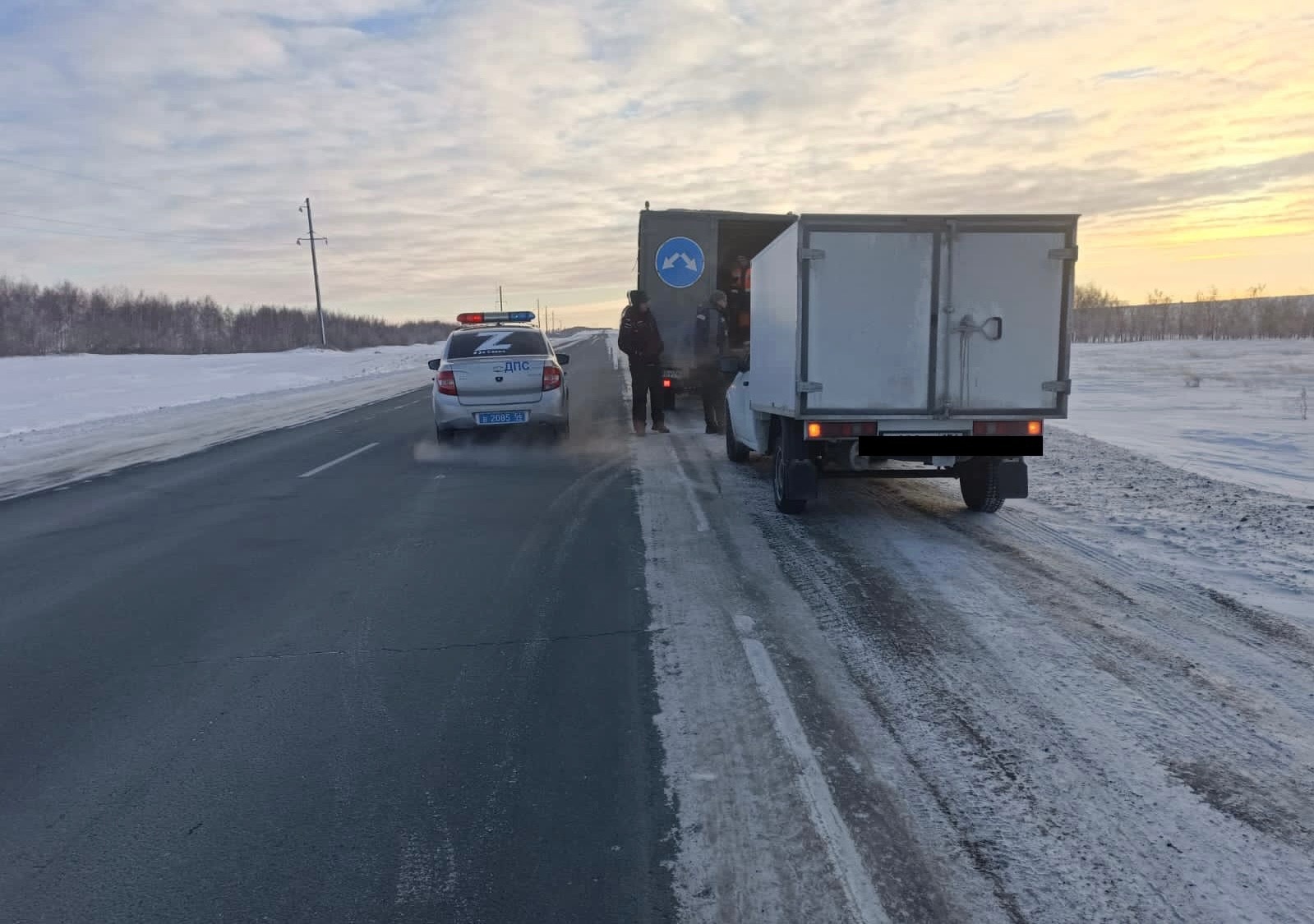 В Гайском городском округе в сильный мороз на трассе сломалась хлебовозка |  Новости Оренбурга