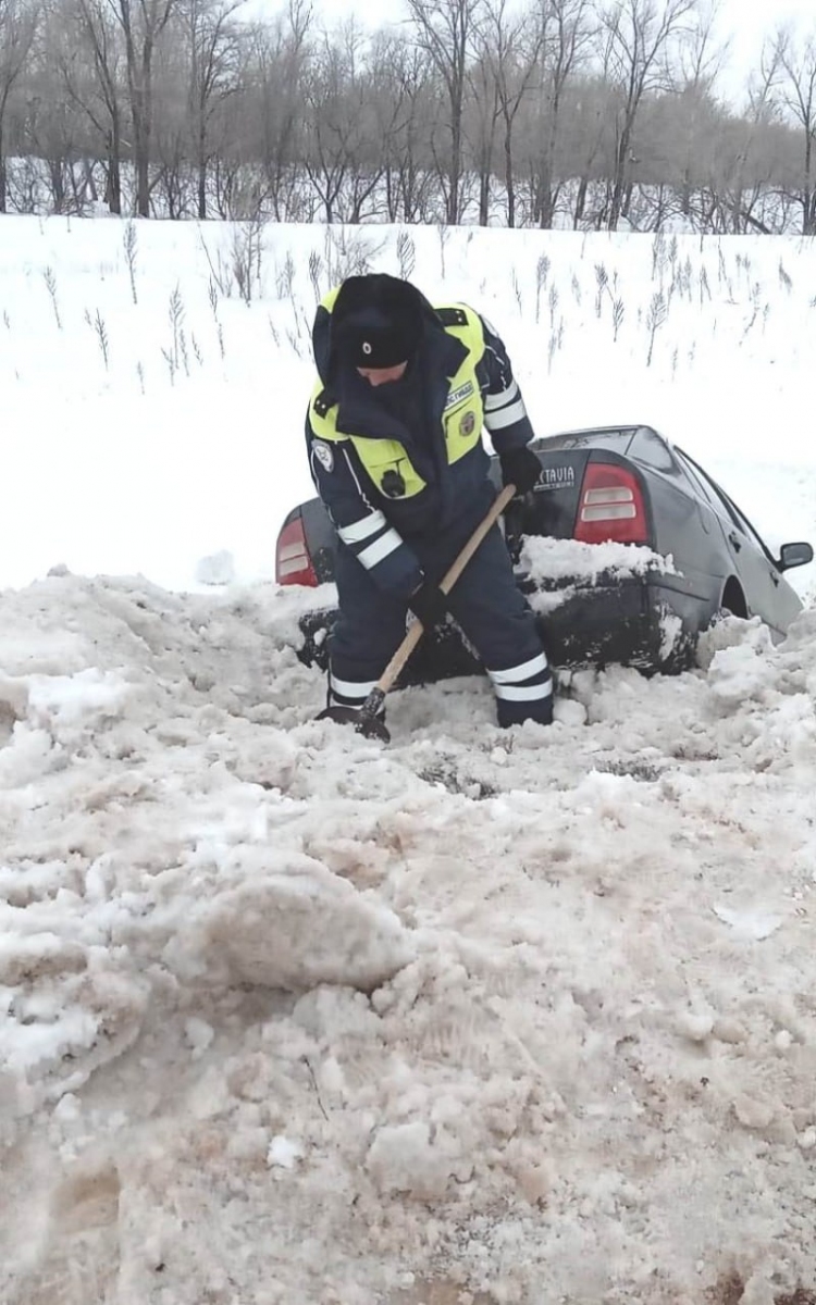 В Октябрьском районе пенсионер на Škoda слетел в кювет и застрял в снежном  плену | Новости Оренбурга