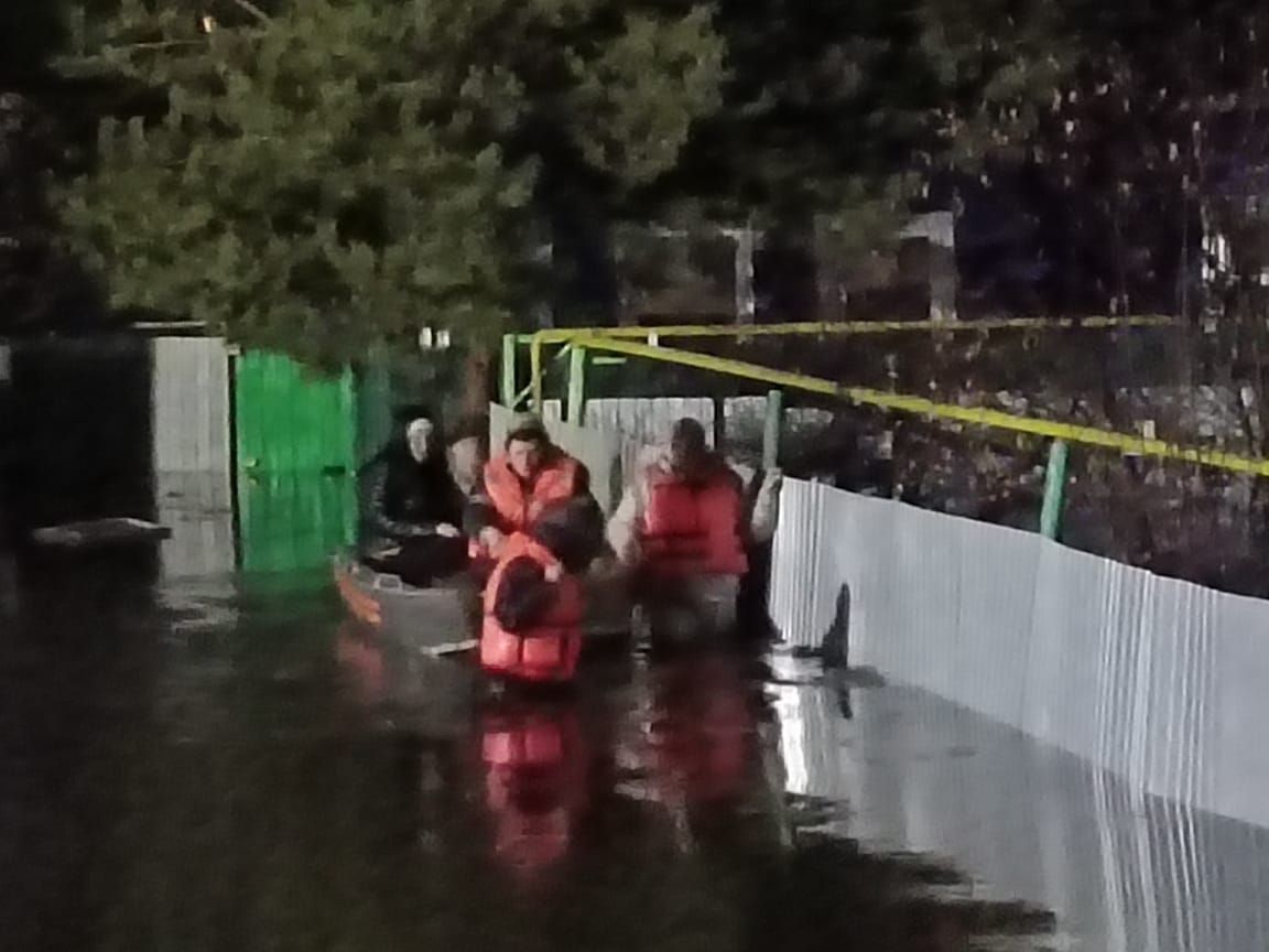 В Бузулук зашла большая вода, местных жителей эвакуируют | Новости Оренбурга