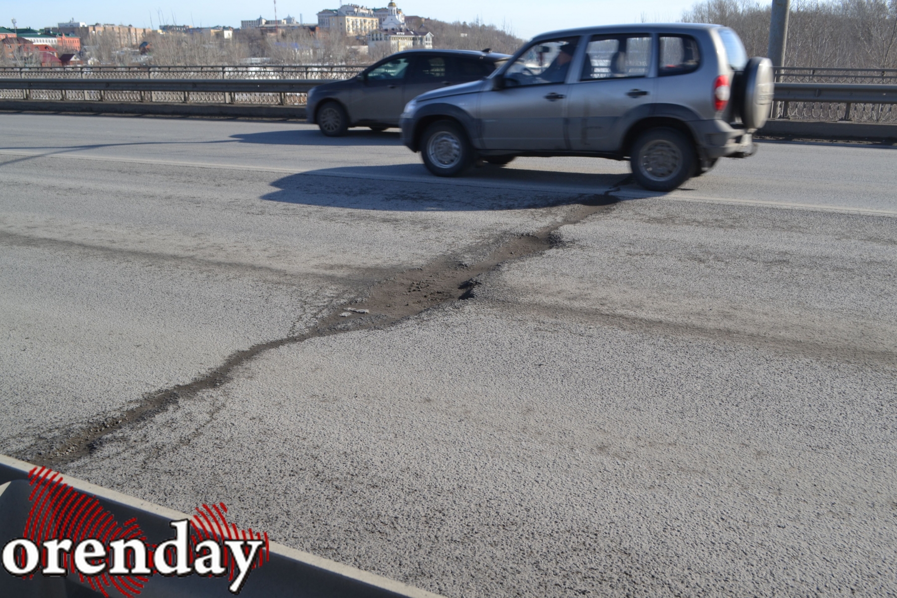 Выбоина на дороге. Пробка на дороге. Автодорожный мост.