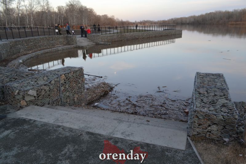 Вода урал сейчас. У набережной. Наводнение. Река. Уровень воды в Урале у Оренбурга.