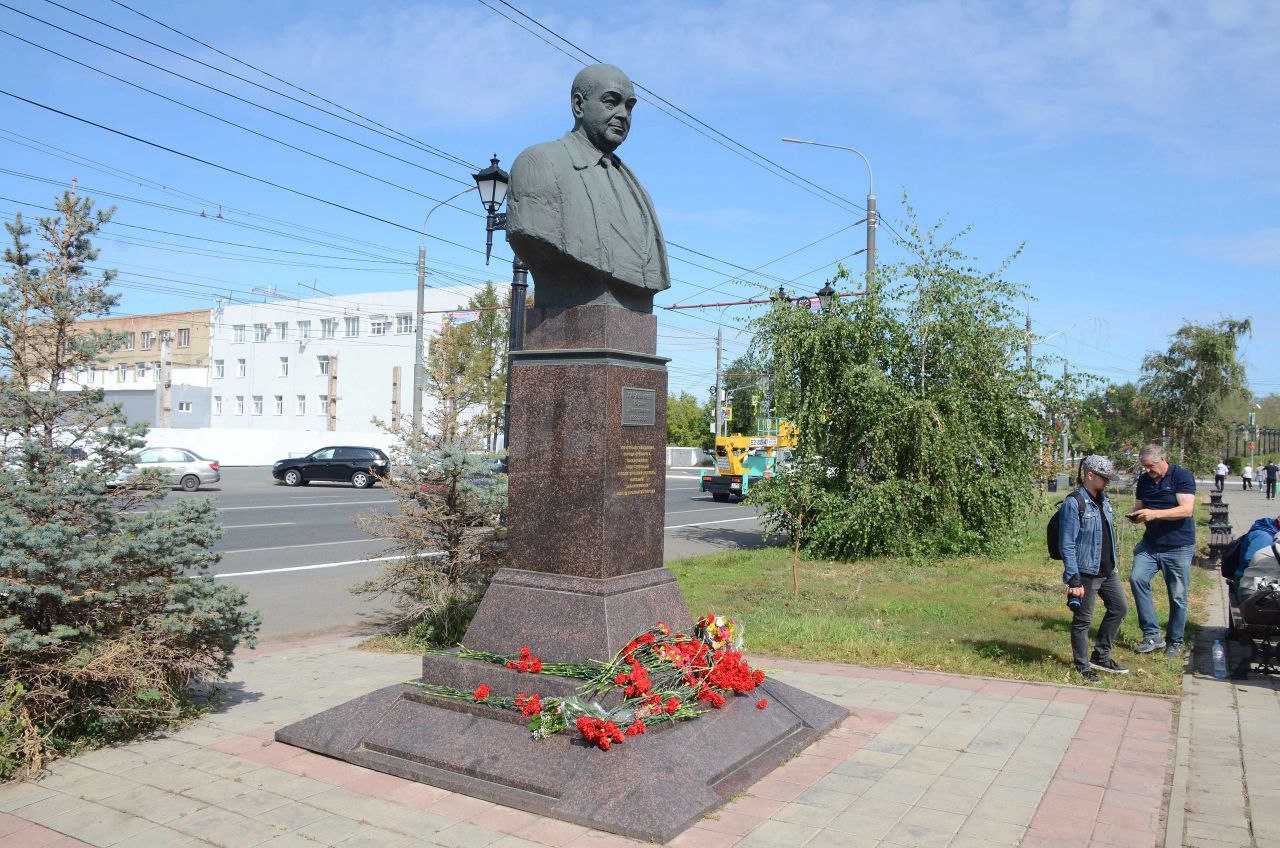 В Оренбурге готовы потратить миллион рублей на уход за елями и газонами |  Новости Оренбурга