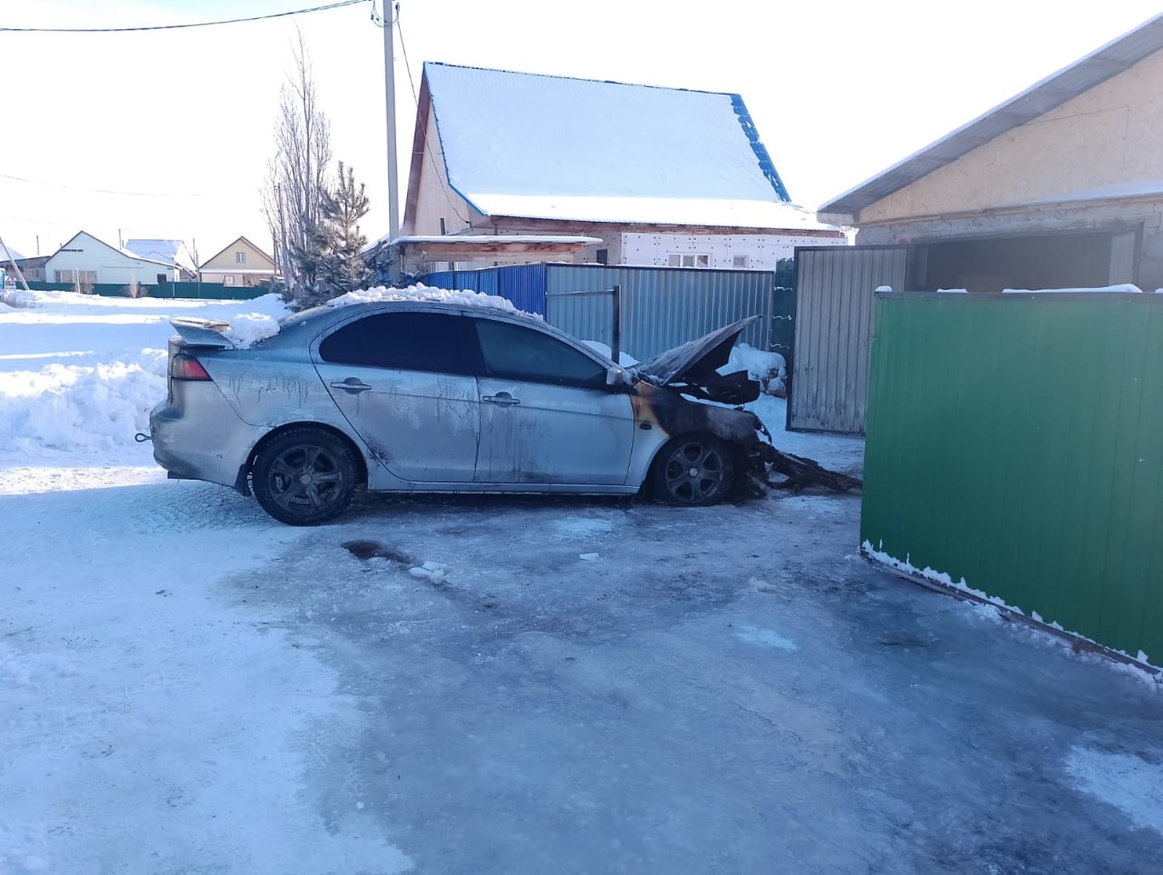 В Соль-Илецке в гараже загорелся «Мицубиси Лансер» | Новости Оренбурга